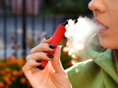 Naukowcy odkryli metale ciężkie w dymie z e-papierosów. "Szkodliwe może być także bierne wdychanie oparów"