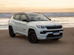 Jeep Compass świętuje 9 lat pozycji lidera wśród SUV-ów średniej wielkości podczas Galo da Madrugada, największej na świecie parady karnawałowej