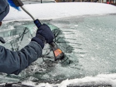 Na zamarznięte szyby w aucie jest jeden sposób. Szybki i nie spowoduje rys