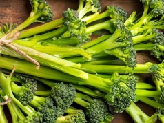 Ta odmiana brokuła to prawdziwy hit. Mateusz Gessler serwuje go w kolorowej sałatce z cytrusami, dojrzewającym serem i dressingiem