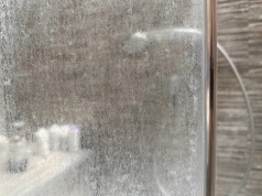 Zacieki na szybie prysznicowej to przeszłość. Sytuację uratuje nieoczywisty produkt z kuchni