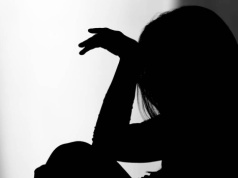 Dramat na Sardynii. 10 dni więził w mieszkaniu partnerkę. Obciął jej włosy i zmuszał do jedzenia z podłogi