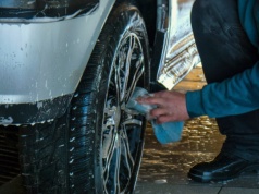 Zimą mycie obręczy kół jest szczególnie ważne. Jak zrobić to skutecznie?