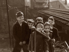 "A pamiętacie, jak w podstawówce zniknęła połowa klasy?" Przypominają to współczesne groby