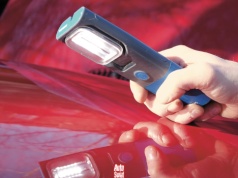 Tak sprawisz, że lakier samochodu będzie błyszczał także zimą i nie zblaknie z upływem lat