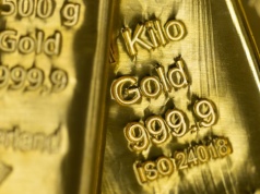 Złoto odrabia straty po największym spadku kursu w tym miesiącu