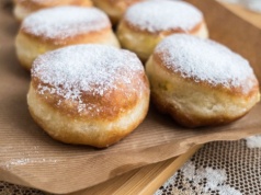 Czerstwe pączki będą świeże i mięciutkie. Wystarczy kilka minut
