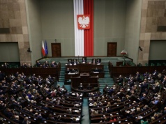 Podwyżki w parlamencie. Posłowie twierdzą, że pieniędzy jest "na styk"