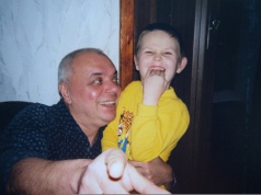 Czy pomoc dziadków jest ratunkiem? "Jeśli wychowują wnuki, jak nas. Nie tylko telefon i tablet"