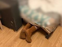 Udawał że nie ma go w domu. Zdradziły do wystające spod łóżka stopy