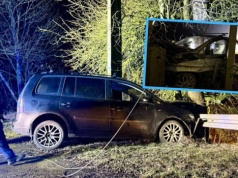 Wjechał w barierki i słup energetyczny. Policja znalazła go pijanego w polu