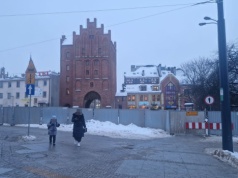 Wysoka Brama za brzydkim metalowym płotem. 11 miesięcy z takim widokiem