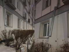 Spacerowała po Muranowie, gdy nagle przed nią runęła z bloku rura. "Uważajcie, czy nie poleci wam coś takiego na głowę"