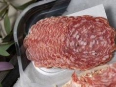 Nigdy nie przechowuj tak wędliny. Szybko zacznie brzydko pachnieć i stanie się obślizgła