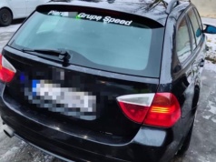 „Pierd…ić grupę Speed”. Dostał mandat za napis na aucie