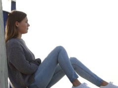 Siedem cichych sygnałów trudnego dzieciństwa. To zdradza, że trauma cię nie opuściła