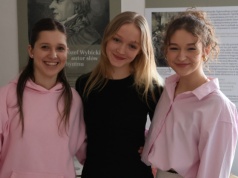 Słodkie przekąski na słodkie życie. Polskie Gimnazjum świętowało Walentynki