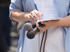 Samorządy bronią swoich mediów i odpowiadają RPO. "Krzywdzące tezy, kneblowanie JST"