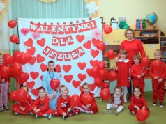 Śpiew, taniec i serduszka dla… Jezusa. Wyjątkowe Walentynki w tarnowskiej ochronce