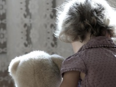 Mieli go bić, wyzywać i kazać klęczeć bez ubrań. Rodzina zastępcza ze Zgierza z zarzutami