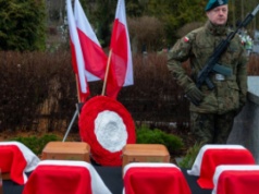 Prochy ośmiu powstańców wielkopolskich złożono w kolumbarium na cmentarzu junikowskim w Poznaniu