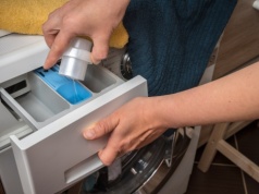 Pranie zamiast białe jest szare? To nie wina proszku, a tej klapki w pralce