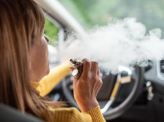 Zakaz palenia e-papierosów w samochodzie, w którym znajdują się dzieci
