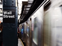 Mała firma z branży karaoke wywołała poruszenie na Wall Street i na rynkach metali szlachetnych oraz kryptowalut