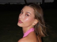 Wskoczyła w mini. Na ten kolor nie każda by się odważyła