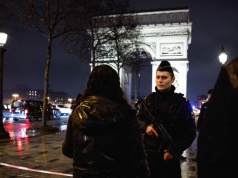 Atak nożownika w sercu Paryża. Napastnik rzucił się na policjantów