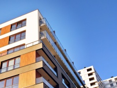 Ceny nieruchomości rosną, młodzi wypadają z rynku. UE chce pokonać kryzys mieszkanio…