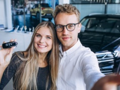 Kobiety i mężczyzn łączą używane SUV-y, ale różnice wciąż istnieją – raport z okazji Dnia Zakochanych