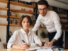 Badanie: co czwarta pytana osoba co najmniej raz romansowała w pracy