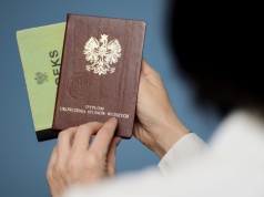 Czy nauka w szkole średniej i studia mają wpływ na emeryturę? Oto co mówią przepisy