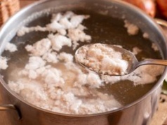 Czy trzeba usuwać szumowiny z rosołu? Wyjaśniamy, z czego powstaje piana