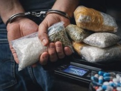 Wałcz: 28-latek zatrzymany z kilogramem narkotyków. Mężczyzna trafił do aresztu