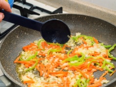 Pierwsze minuty na patelni decydują. To zdrowszy sposób na pyszne warzywa