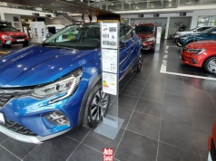 Zatrzęsienie rabatów w salonach. Dlaczego dealerom tak zależy na "wypchnięciu" aut?