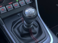 Koniec manualnych skrzyń i ręcznych hamulców. Kierowcy ich nie chcą