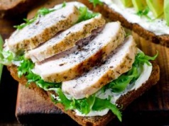 Domowa wędlina z kurczaka. Szybka, o połowę tańsza niż ze sklepu i nie boję się podać jej dzieciom