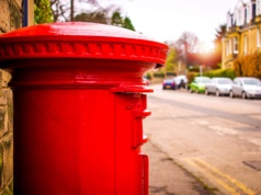 Czarne folie na skrzynkach pocztowych. Co oznaczają?