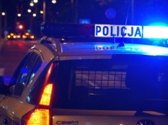 Samochód wjechał w dom. Musieli ewakuować 13 osób