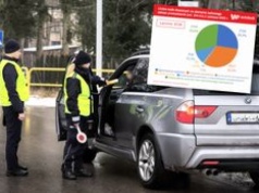 Wsiadają mimo zakazu. W karach coś jednak drgnęło