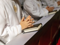 Poróżniła się z chrzestną syna, teraz ma problem. "Dopytuje, czy będzie na komunii"