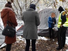 Bezdomni koczujący na klatkach schodowych, leżący na ławkach, podwórkach i przy torach. Interwencje straży miejskiej