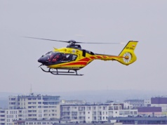 Pożar domu w Piotrowicach. Dwóch mężczyzn z poparzeniami, jeden przetransportowany do szpitala śmigłowcem LPR