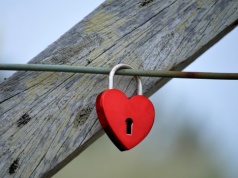 Kto płaci na randce? Ciągle mężczyźni, ale widać zmiany