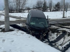 Wjechał Renaultem pod pociąg w Suścu. Niebezpieczne zdarzenie na przejeździe kolejowym