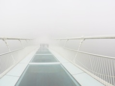 Spacer w chmurach rodem z koszmaru. Szkło i setki metrów w dół. Ten most paraliżuje od pierwszego kroku