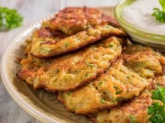 Szatkuję i dodaję do ziemniaków. Zwykłe placki mogą się przy nich schować